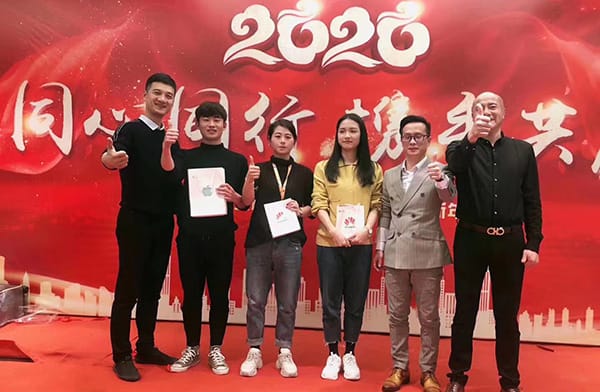 2020年二等獎(jiǎng)和老總合影