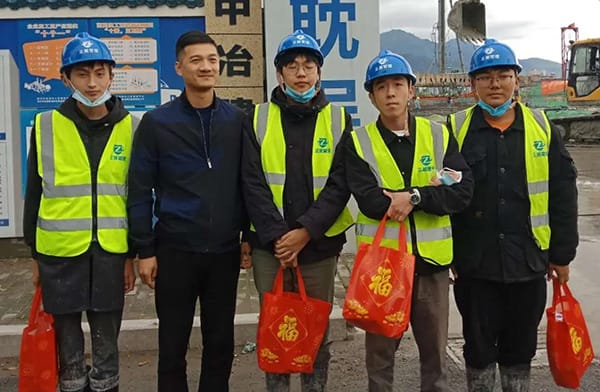 董事長(zhǎng)工地慰問實(shí)習(xí)生